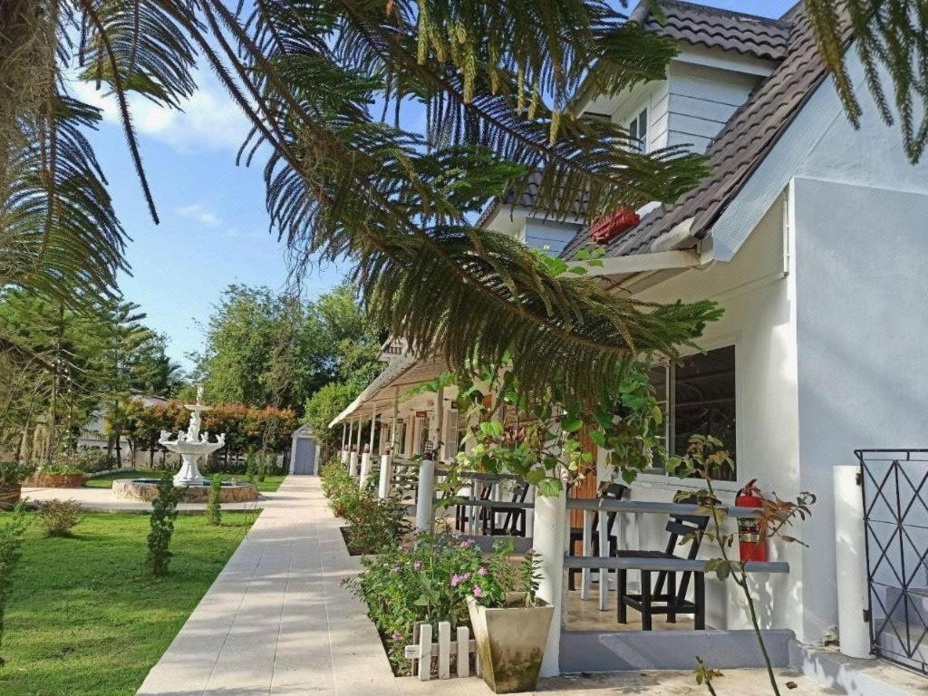 Charisma Resort Suan Phueng Exterior photo