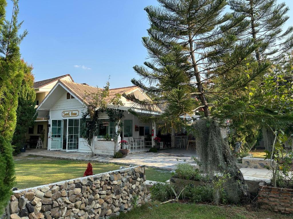 Charisma Resort Suan Phueng Exterior photo